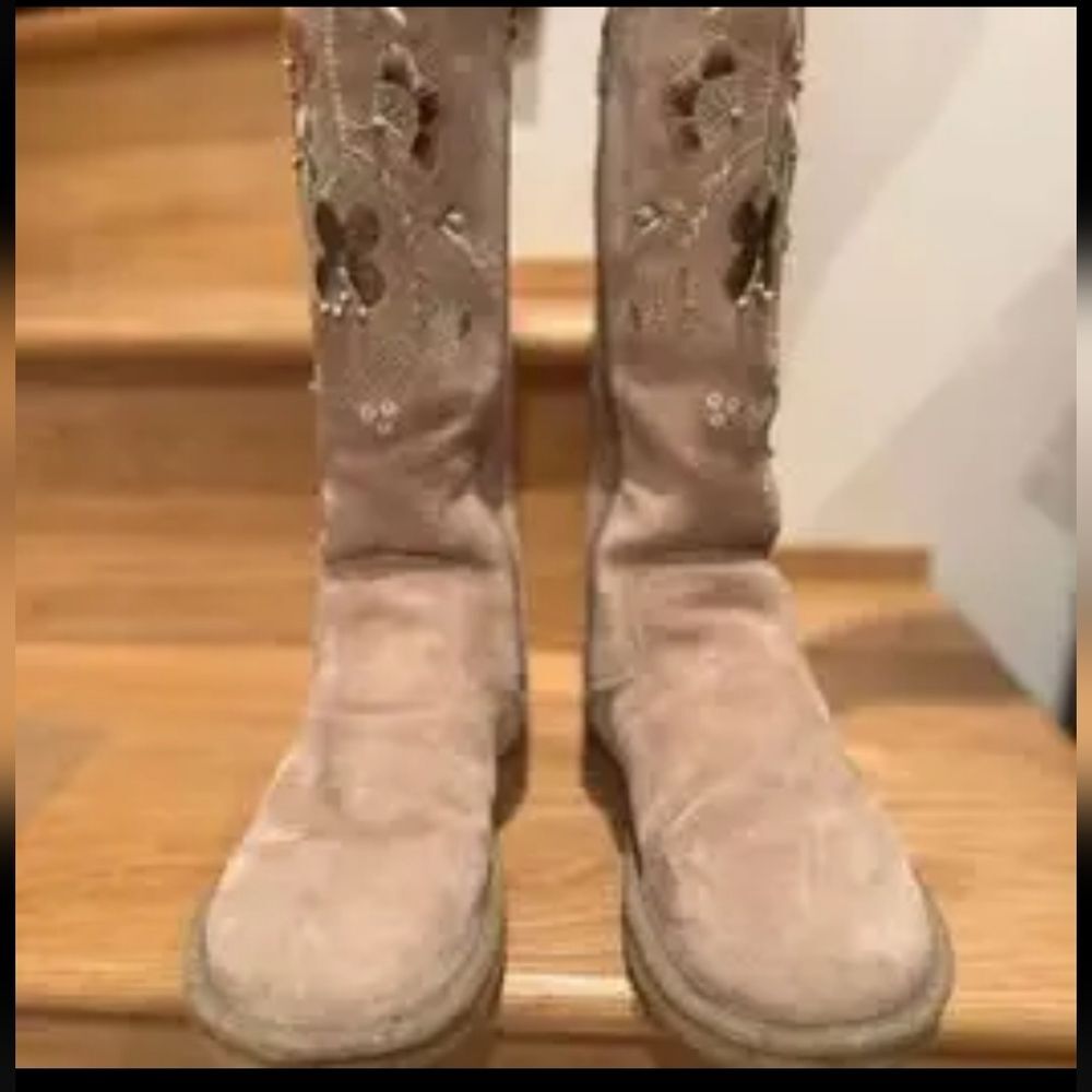 UGG Australia Embroidered Beaded Flower Floral Tan Boots 7 - Picture 3 of 3